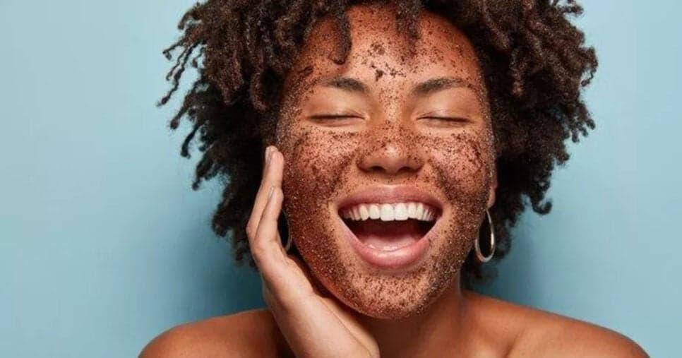 Máscara facial caseira com café traz limpeza profunda imediata e reduz rugas