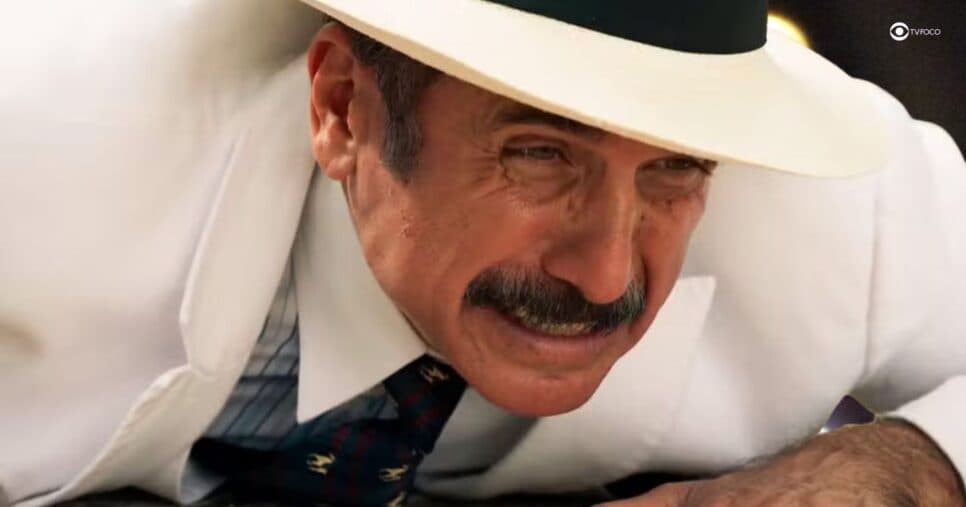 Vai morrer? Protagonista sofre ataque cardíaco e desespera Ernesto em Êta Mundo Melhor