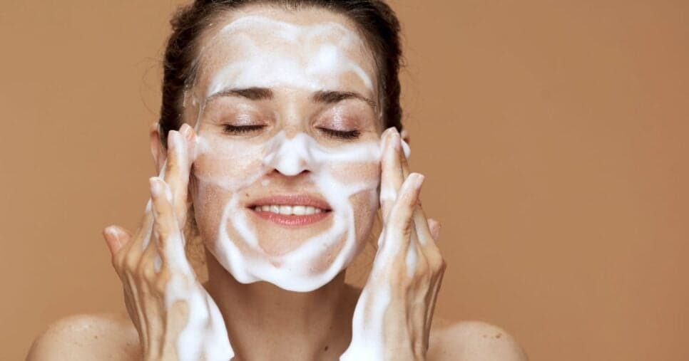 Adeus cravos, espinhas e poros dilatados: 7 dicas para fazer limpeza de pele em casa e evitar gastos no salão