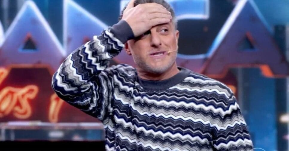 Luciano Huck comete ato falho no Domingão e é pego na mentira