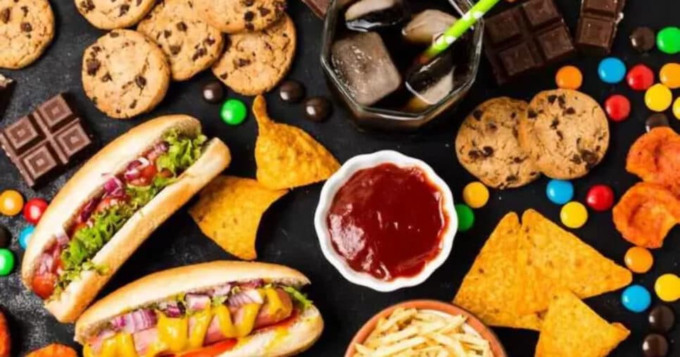 Aceleram o envelhecimento: 5 alimentos para eliminar da sua vida hoje