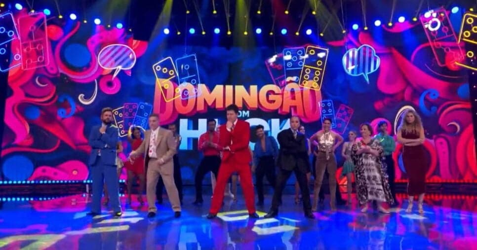 Luciano Huck, Rodrigo Faro, Ed Gama e Sabrina Sato ao som de Dominó — Foto: TV Globo