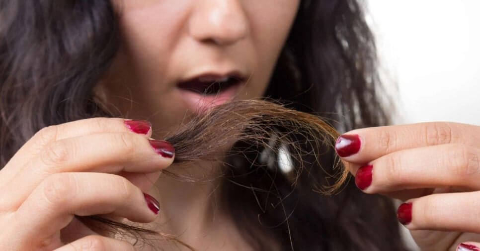 Sem precisar cortar: 2 truques infalíveis para se livrar das pontas duplas e revitalizar cabelo