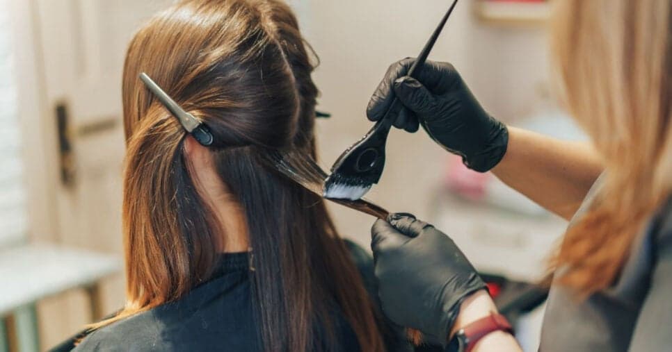 Tinta caseira com vinagre e +2 ingredientes cobrem o grisalho sem gastar com salão