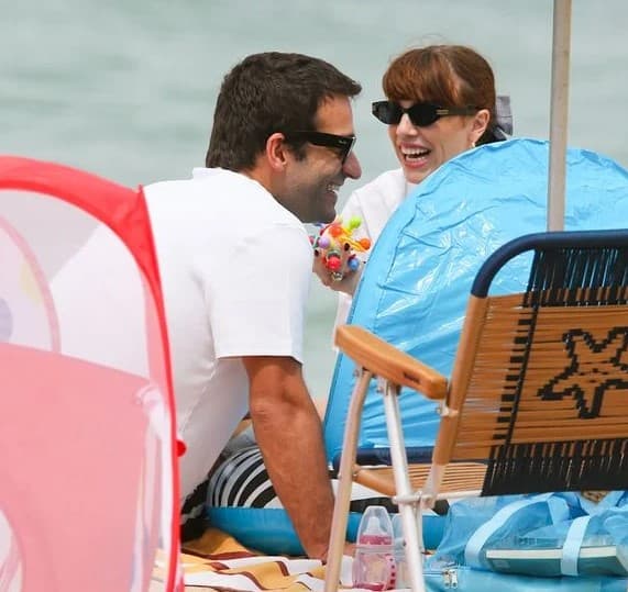 Afonso e Solange com os gêmeos na praia em Vale Tudo (Foto: Reprodução / AGNews / Andre Freitas)