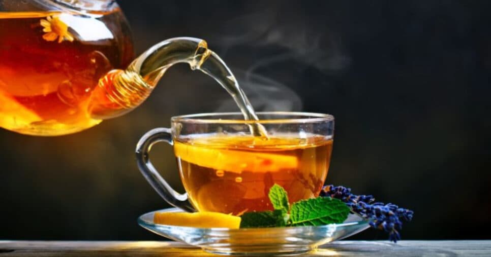 Revitaliza a pele: Chá potente com apenas 2 ingredientes rejuvenesce às 50+