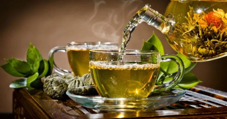 Revitaliza a beleza: Chá potente com apenas 2 ingredientes rejuvenesce e salva a pele