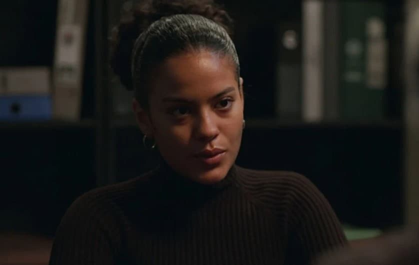 Fátima (Bella Campos) em depoimento à polícia em Vale Tudo (Foto: Reprodução / Globo)
