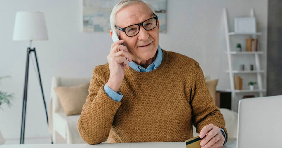 Idosos têm isenção na conta de telefone? Veja o que diz a lei
