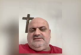 Influenciador cristão é esfaqueado e morre durante transmissão ao vivo em rede social 