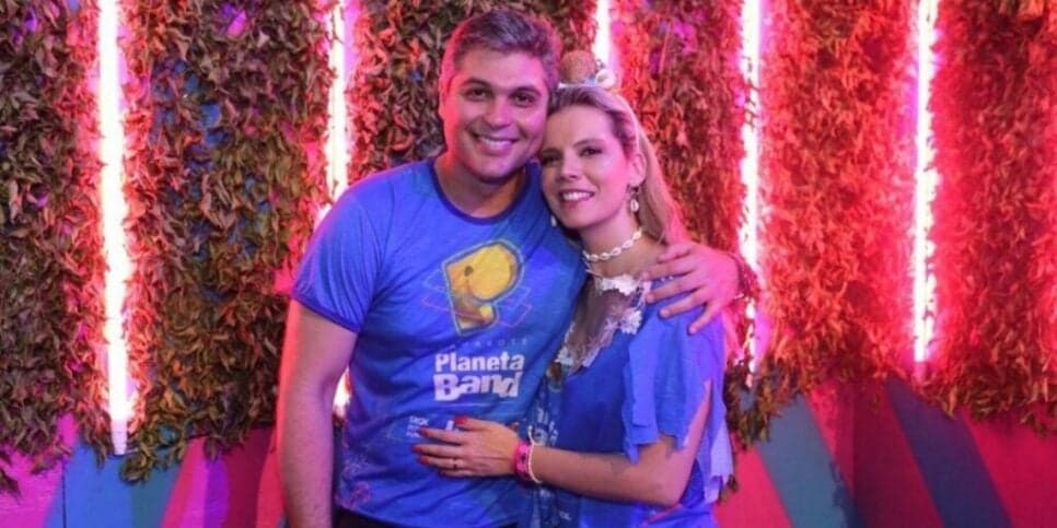 Joel Datena e a esposa Mel curtem Carnaval de Salvador (Foto: Leandro Teixeira/Band)