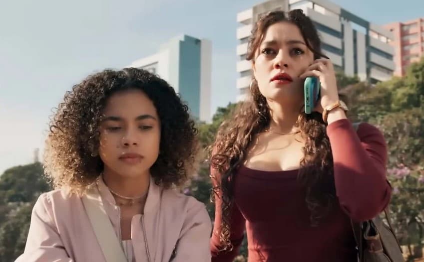 Joélly (Alana Cabral) e Gerluce (Sophie Charlotte) em Três Graças (Foto: Reprodução / Globo)