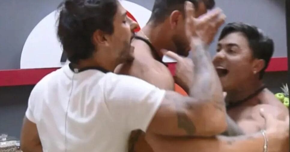 Shia e Wallas partem para agressão, seguranças invadem A Fazenda 17 e participante é retirado