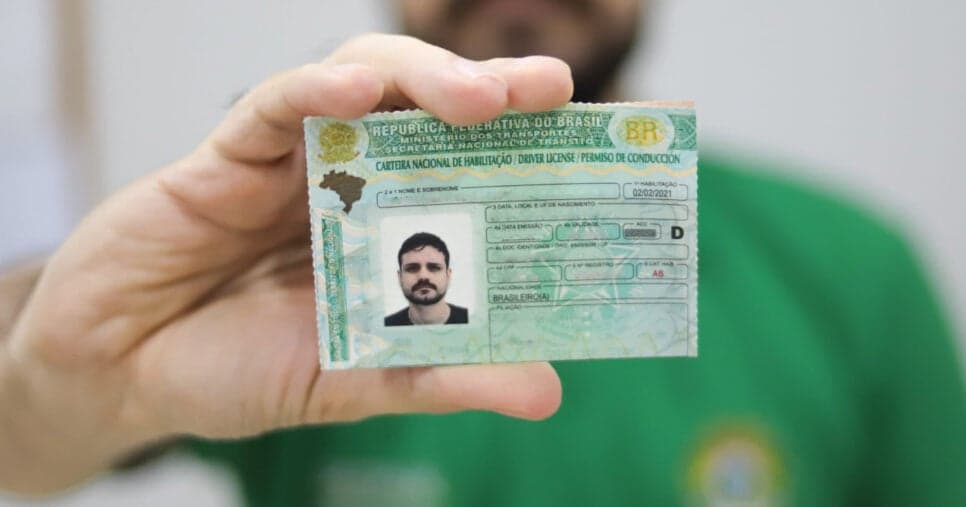 Homem segurado a CNH (Foto: Divulgação)