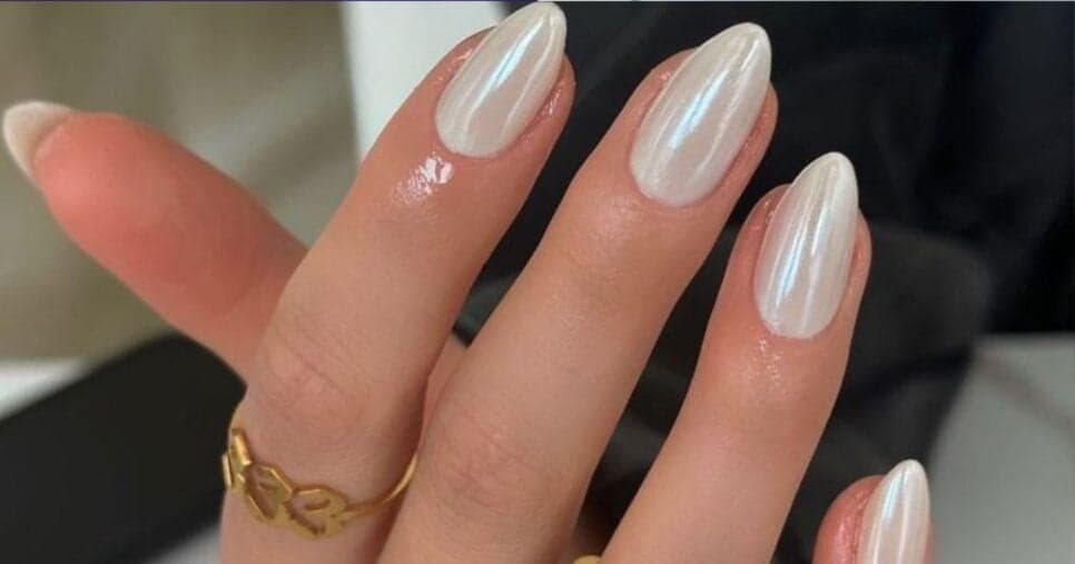 4 cores de esmalte que rejuvenescem as mãos e deixam mulheres 40+ poderosas