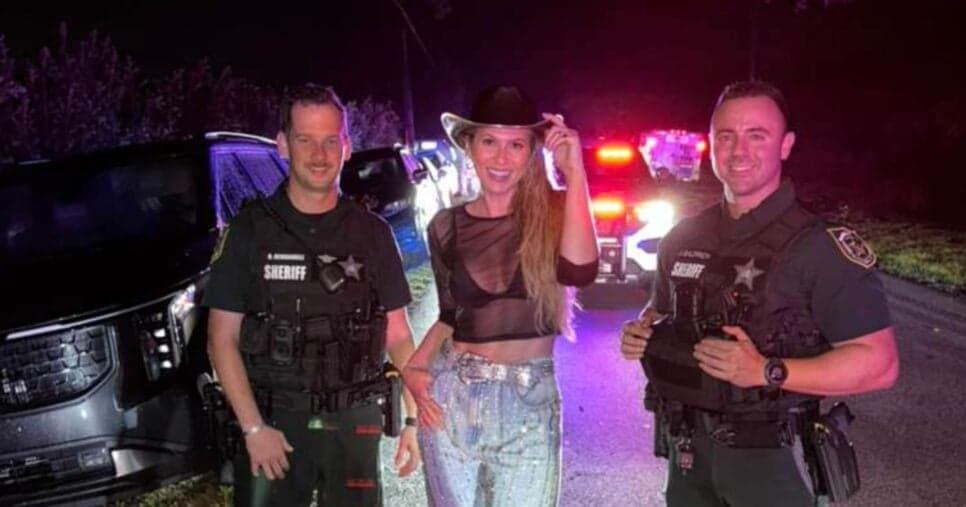 Rodrigo Branco transforma aniversário em Orlando em evento digno de novela ,com touro mecânico e até a visita da polícia