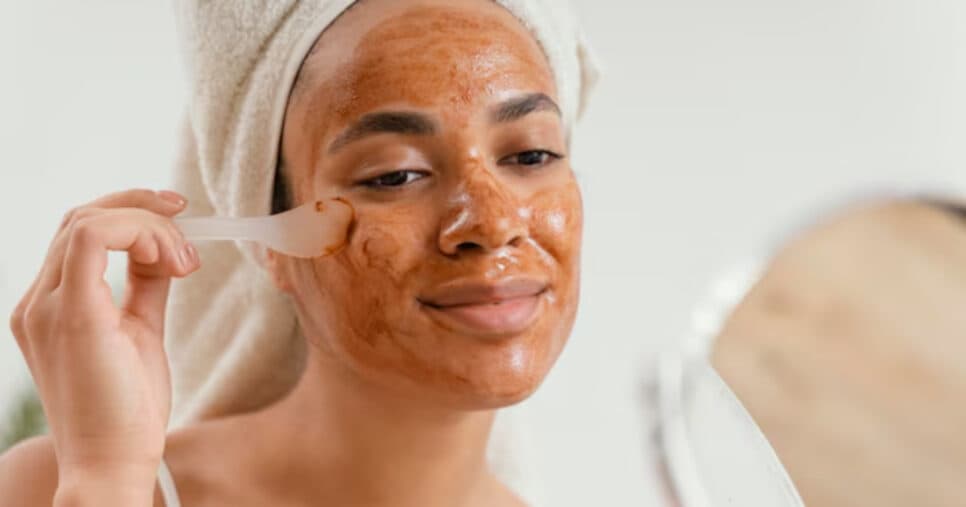 Nada de pele oleosa: Máscara facial com fubá e hortelã revitaliza a pele de qualquer mulher