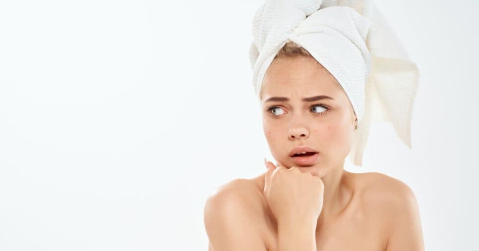 Mulher com toalha na cabeça (Foto: Canva) Mulher com toalha na cabeça (Foto: Canva)