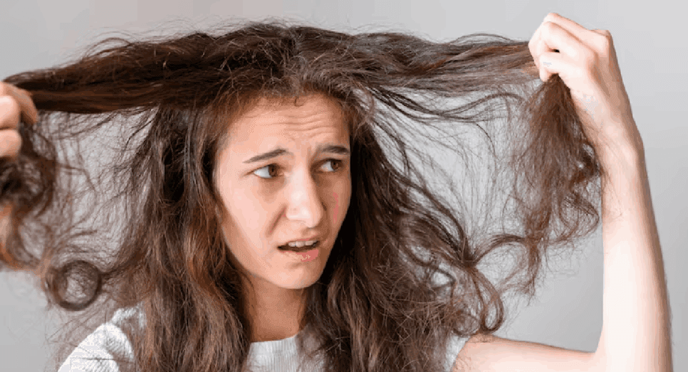 Cabelos com frizz (Foto: Reprodução/Freepik)