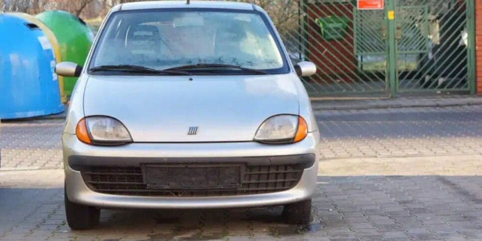 Dirigir com carro sem placa é infração gravíssima (Reprodução: Divulgação)