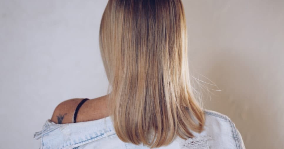 Nada de química: Veja como clarear os cabelos com ingrediente natural que você bebe