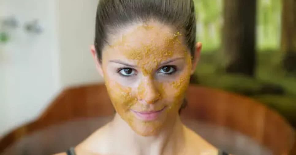 Não precisa de limpeza no salão: Máscara com açúcar e +1 ingrediente remove cravos do nariz em casa