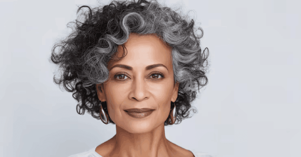 Mulher com fios grisalhos (Foto: Reprodução/ Freepik)
