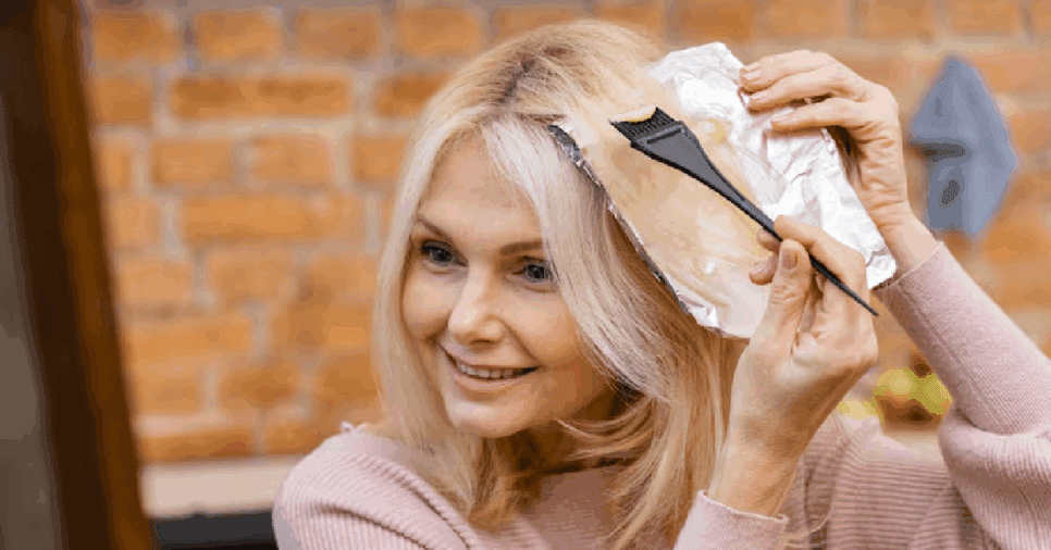 Adeus, grisalho em 2025: Tinta natural com 1 único ingrediente dá fim aos cabelos brancos das 60+