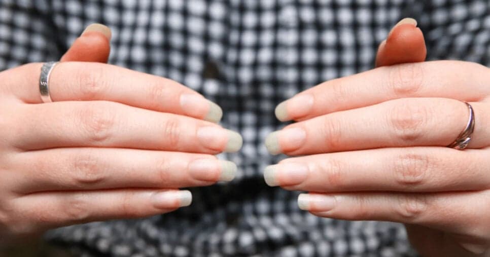 Manicures escondem como deixar unhas gigantes e brilhantes em semanas