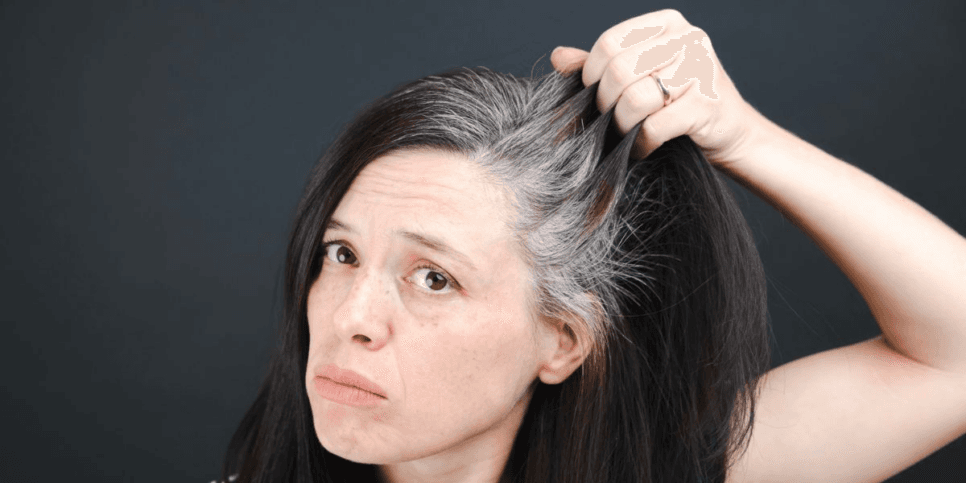 Menos de R$45: Shampoo escurecedor devolve a cor do cabelo das mulheres no banho
