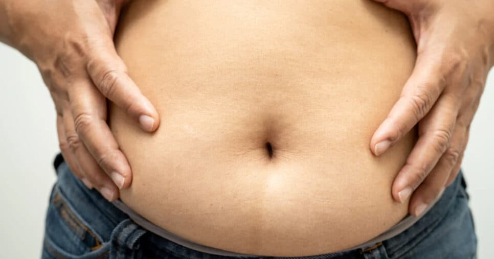 Adeus, barriga inchada do Réveillon: Óleo natural acelera o emagrecimento das mulheres após as festas