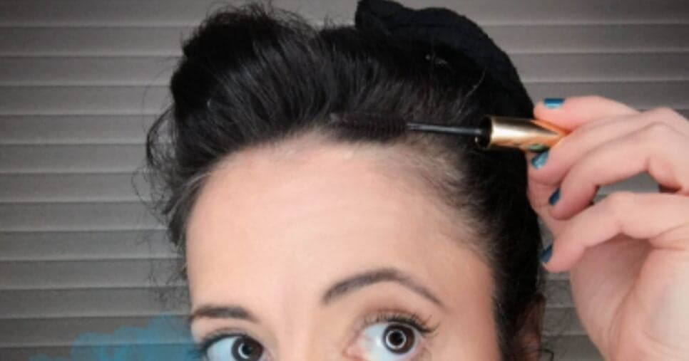 Mulher passando rímel no cabelo - Foto: Internet