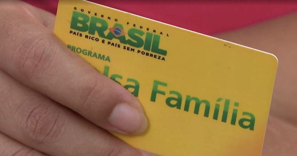 Mulher segurando cartão do Bolsa Família (Foto: Reprodução / Globo)