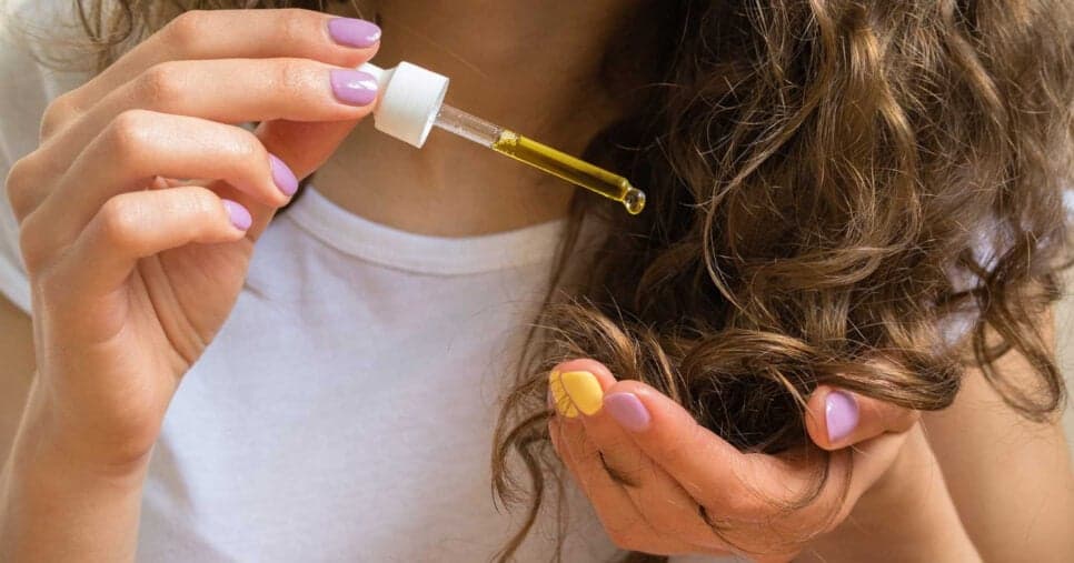 Adeus, quebra e nós: Óleo natural deixa o cabelo forte e com brilho de salão