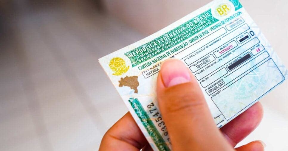 Lei do Detran informa o que motoristas com CNH A e B estão proibidos de fazer