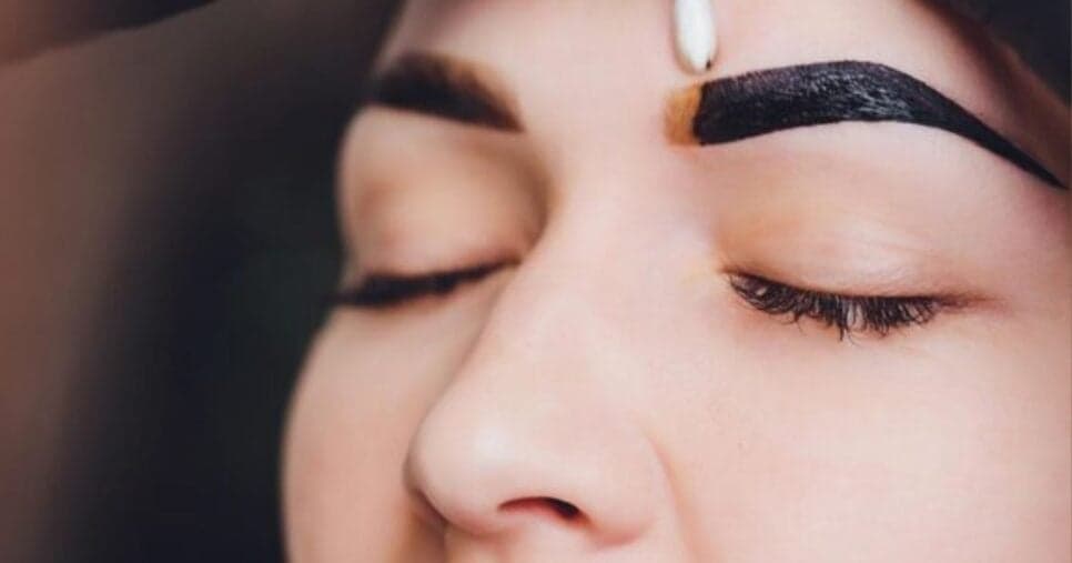 Adeus, salão: 5 passos para fazer sobrancelha de henna em casa e prolongar o design até o Natal