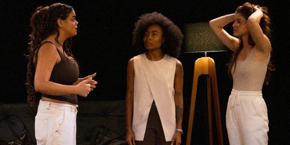Atriz Sarah Fonseca fala sobre estreia no teatro: “atuar vai muito além de decorar texto”