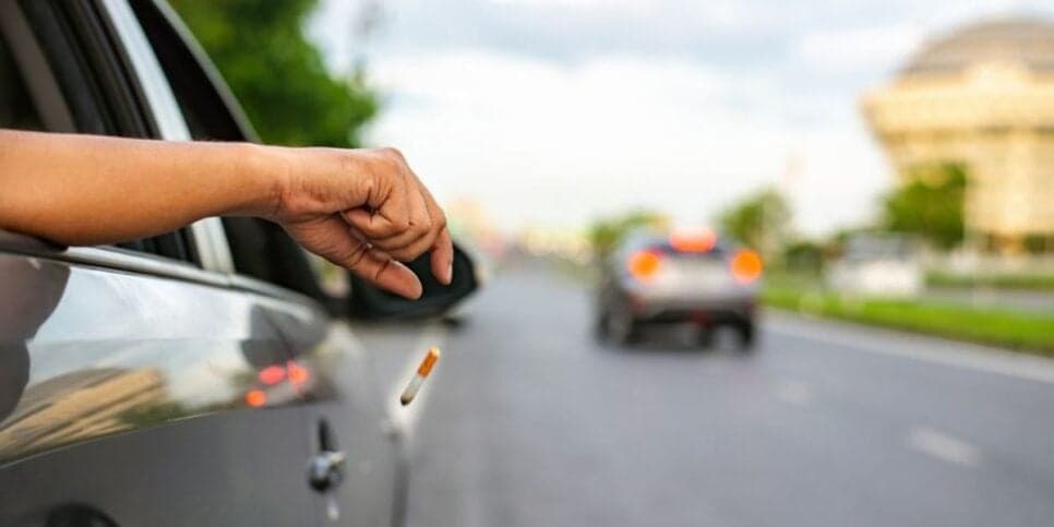 Arremessar bituca de cigarro é infração de trânsito grave (Reprodução: Divulgação)
