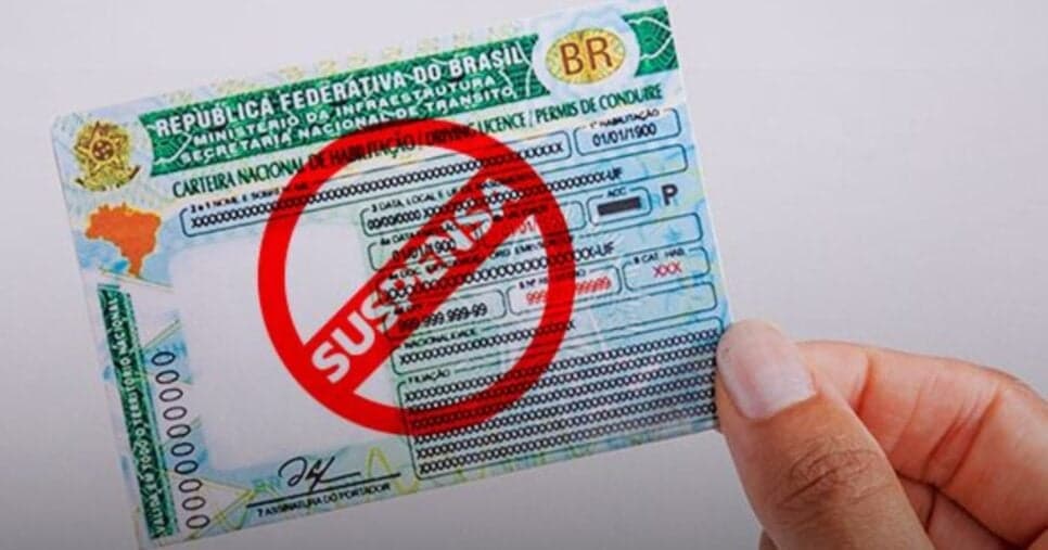 Lei de trânsito em 2026: 6 atitudes que suspendem a CNH na hora e trazem multa de quase R$ 3 mil