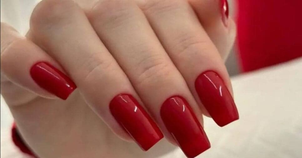 Segredo das manicures: 4 cores de esmalte para mulheres ficarem poderosas sem abandonar o estilo