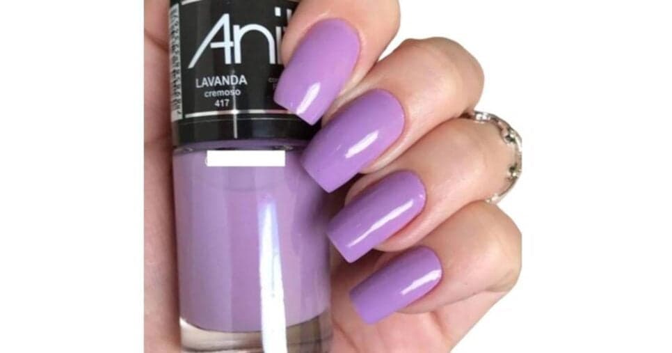 Unha com esmalte lavanda