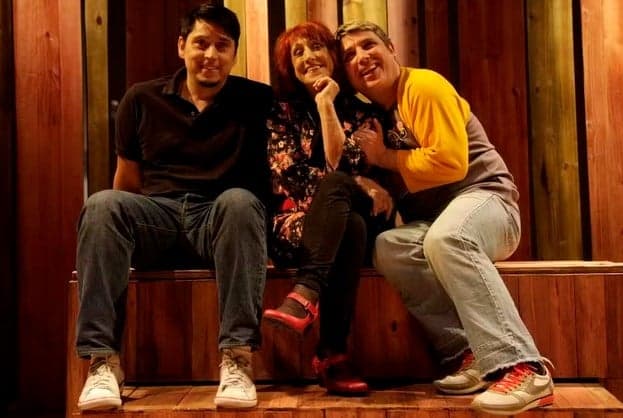 Regina Vogue e os filhos Adriano (à esquerda) e Maurício (à direita), em 2016 (Foto: Divulgação / Hugo Harada)