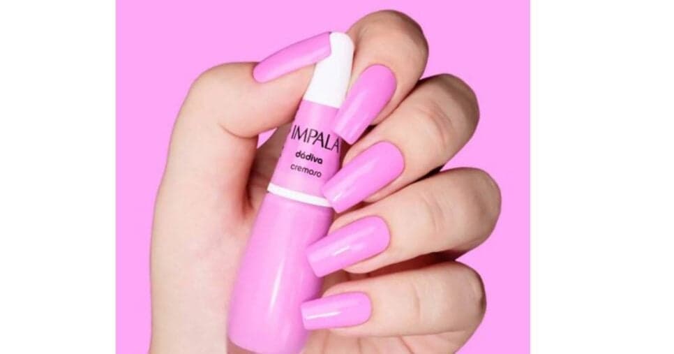 Unha com esmalte rosa