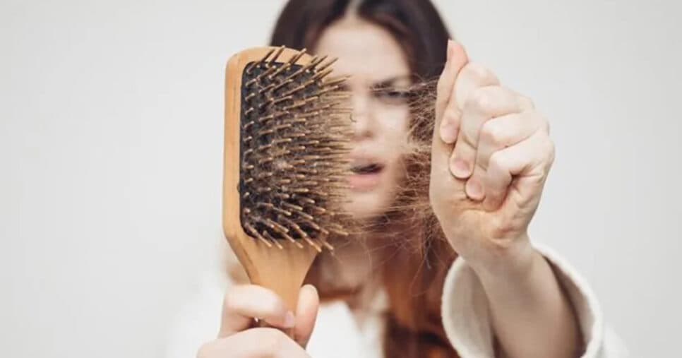 Motivos que estão fazendo seu cabelo cair e que precisam ser evitados (Foto: Divulgação)