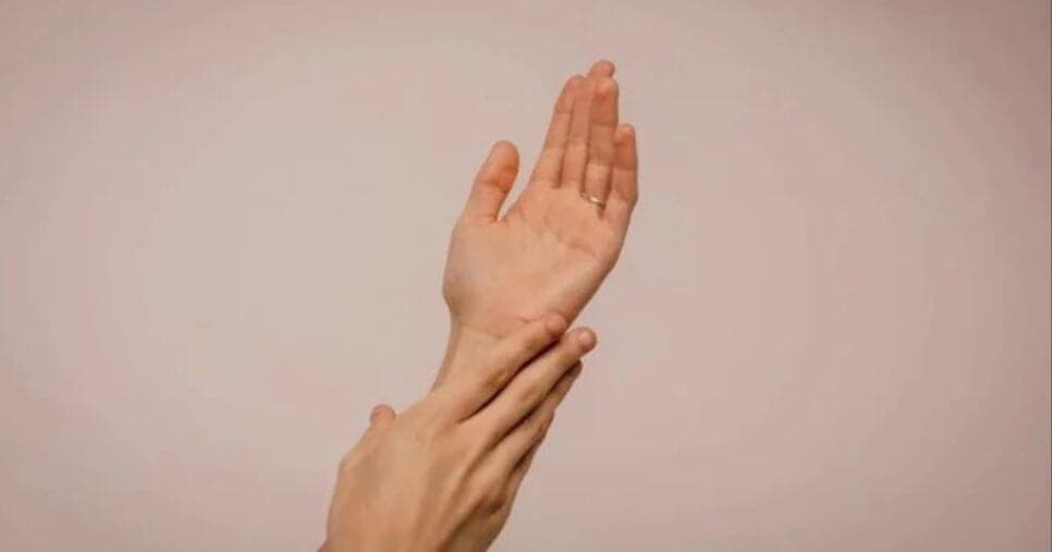 Para rejuvenescer a pele: Como acabar com as mãos secas e com rugas em passos simples