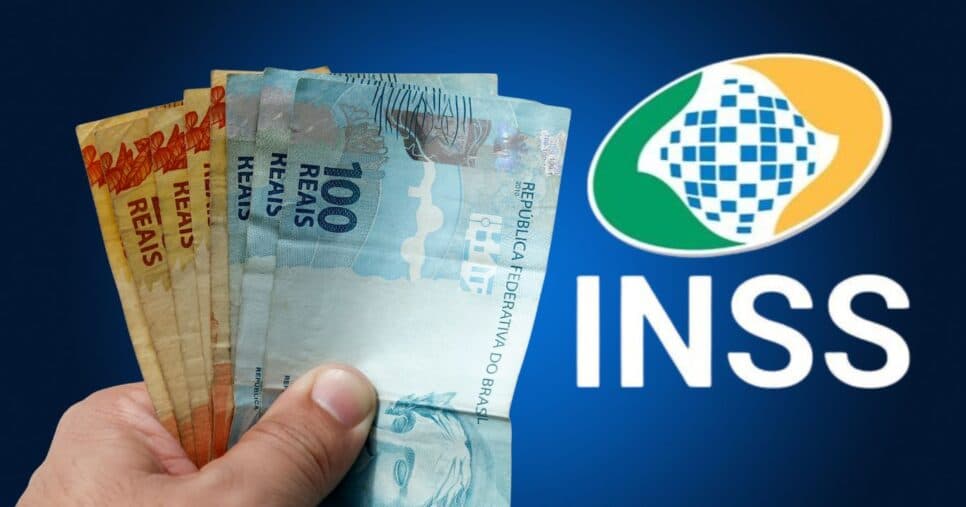 Pessoa segurando notas de real e logo INSS (Foto: Montagem TV Foco / Canva / Internet)