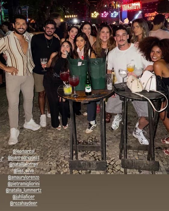 Ator de Três Graças em barzinho com amigos (Foto: Reprodução / Instagram)