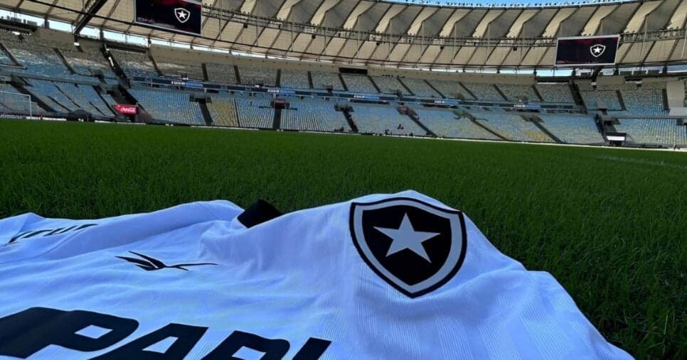 Alex Telles bate martelo no Botafogo e toma decisão sobre adeus em 2026