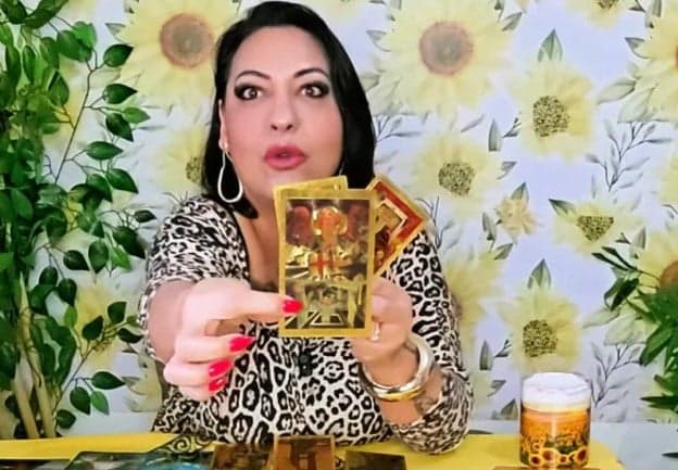 Taróloga Sulamita (Foto: Reprodução / YouTube) 

