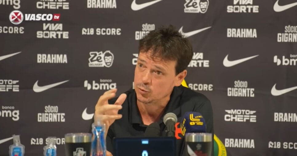 Atacante goleador e lateral de R$ 50M: Diniz confirma busca do Vasco por mais 2 nomes na janela